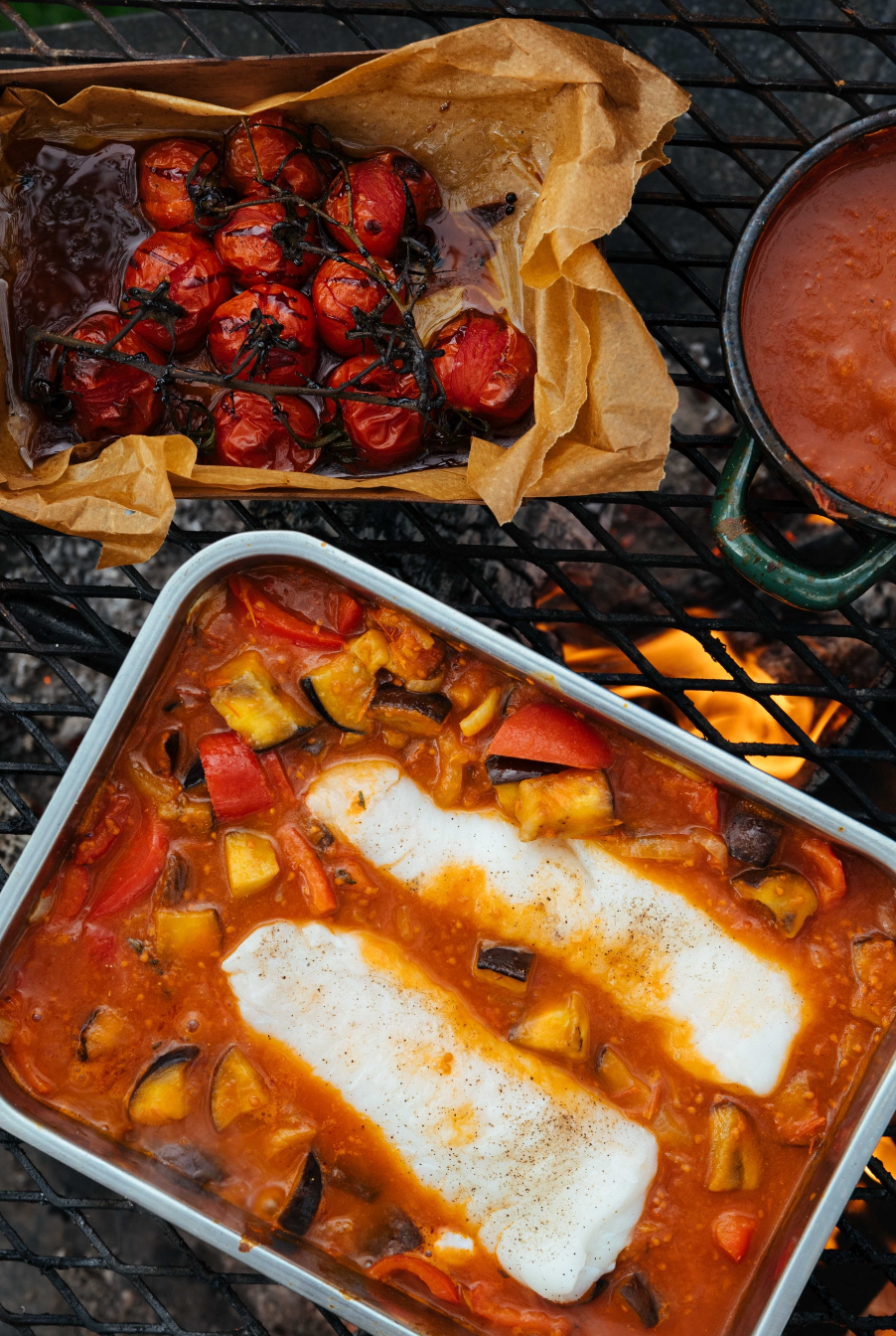 op het vuur gegaarde ratatouille met witte vis