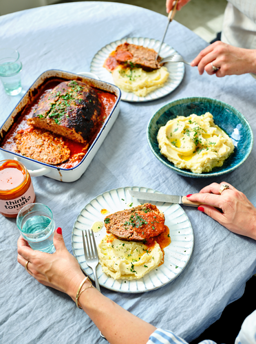 Zuiders gehaktbroodje met tomatensaus uit de oven