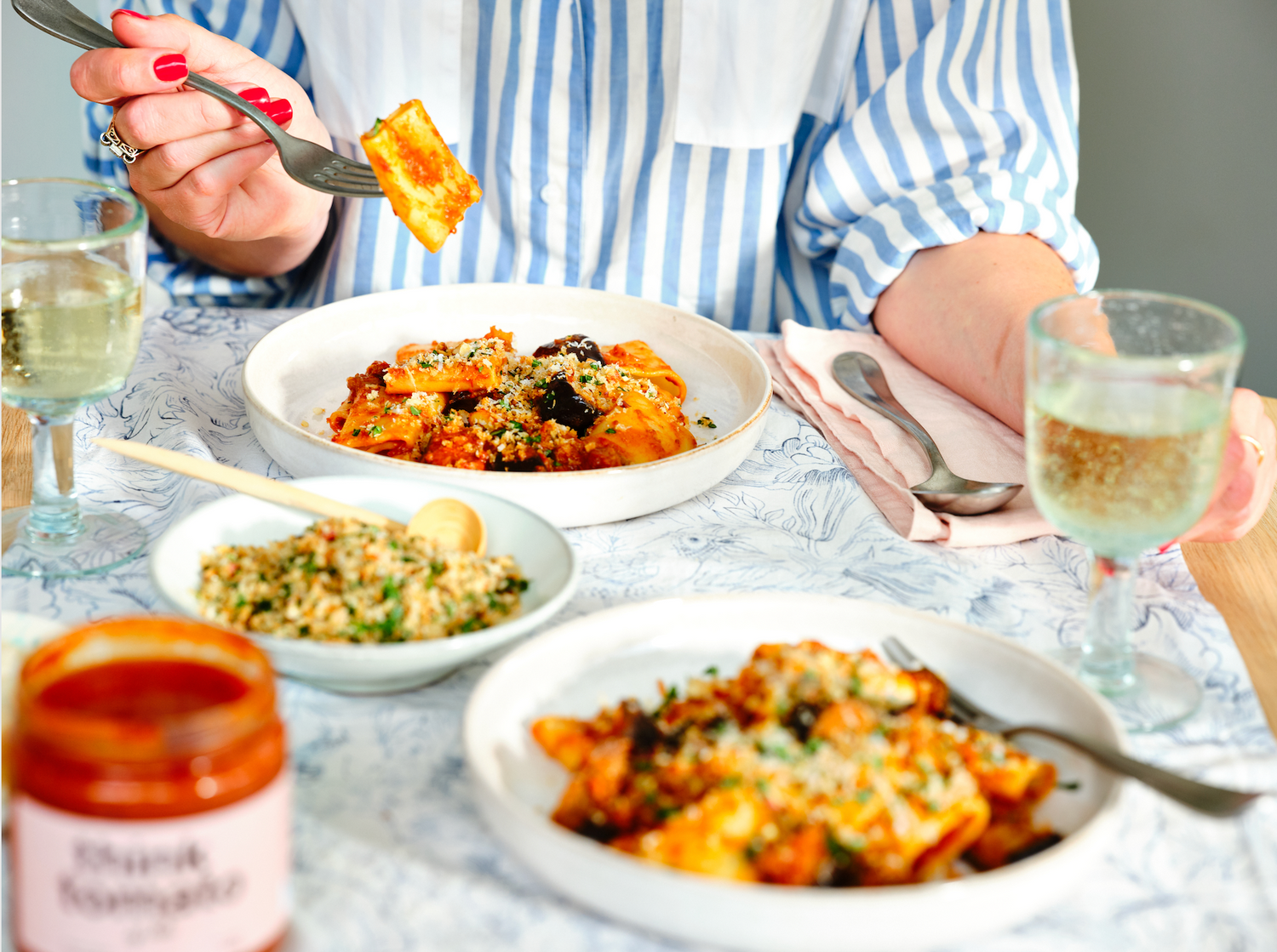 Pasta met geroosterde aubergine-tomatensaus en amandel-pankotopping 