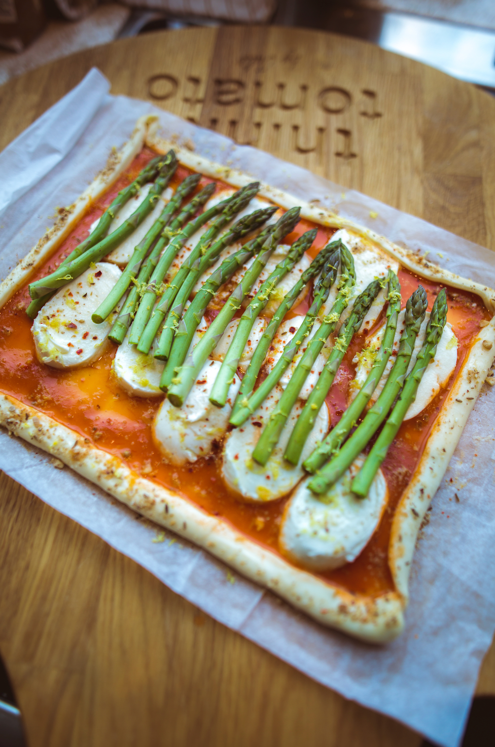 Pizza met groene asperges