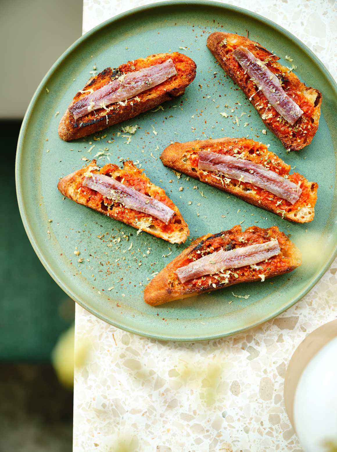 Pan con tomate met ansjovis, oregano, chili en citroenzeste